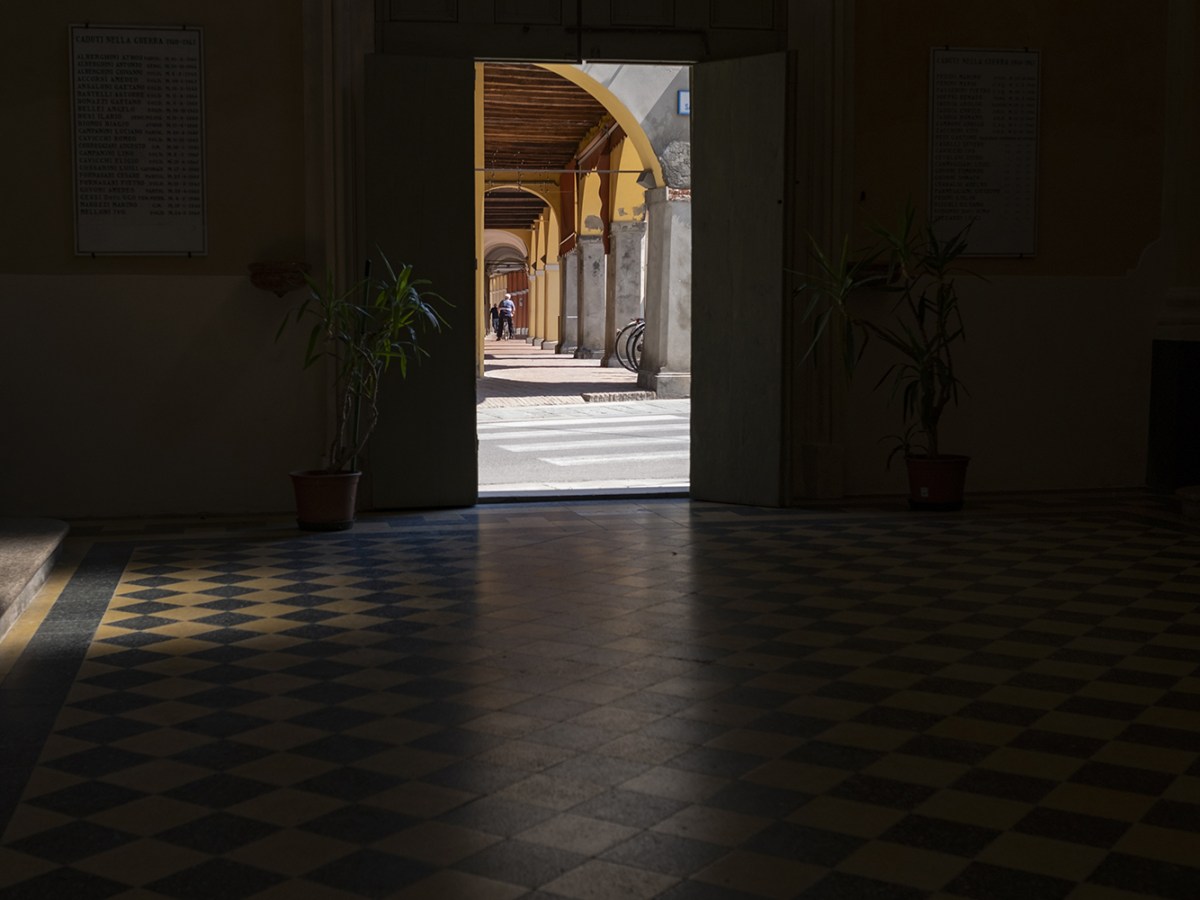 a short drive away | a due passi | niet ver&nbsp;weg